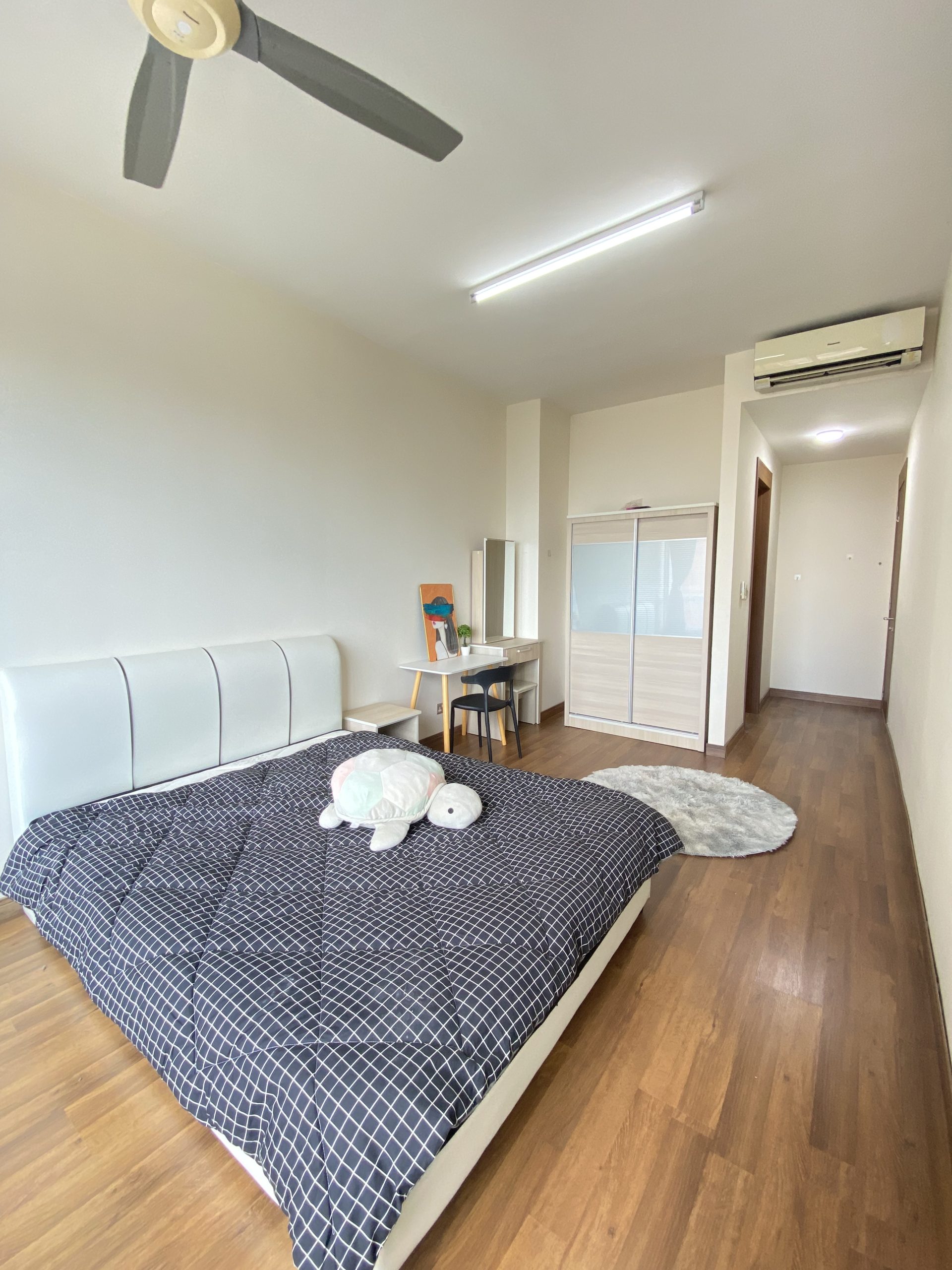 Jelutong room rental – premium master room with private bathroom