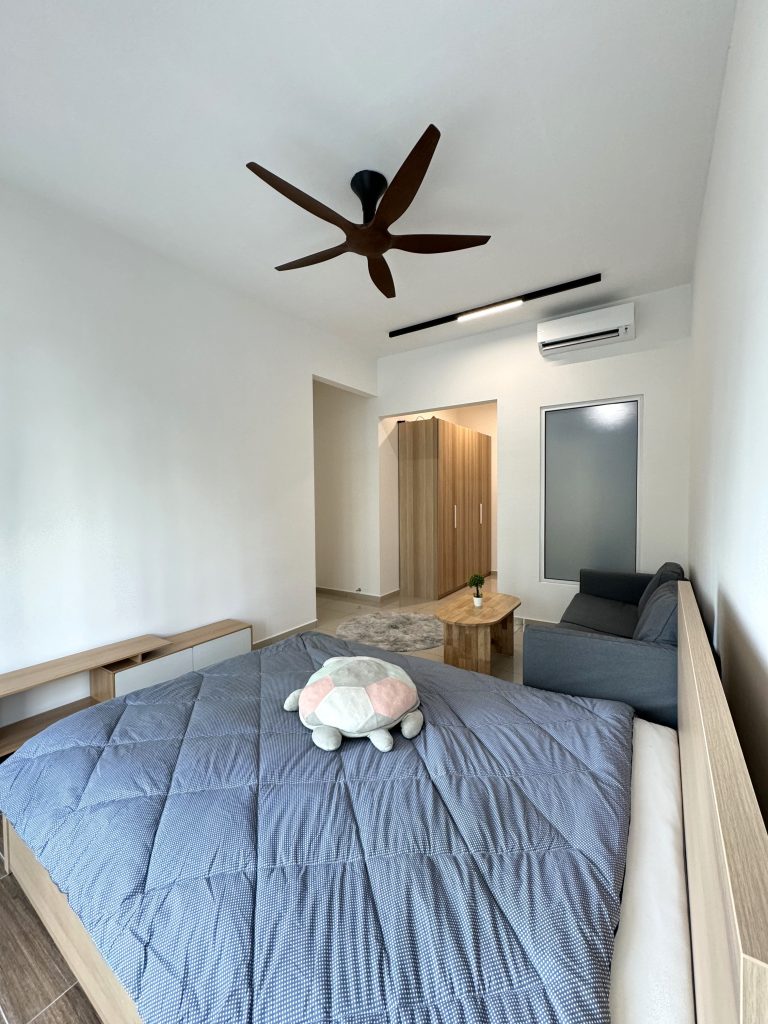 premium master room with aircond and study desk - penang room rental