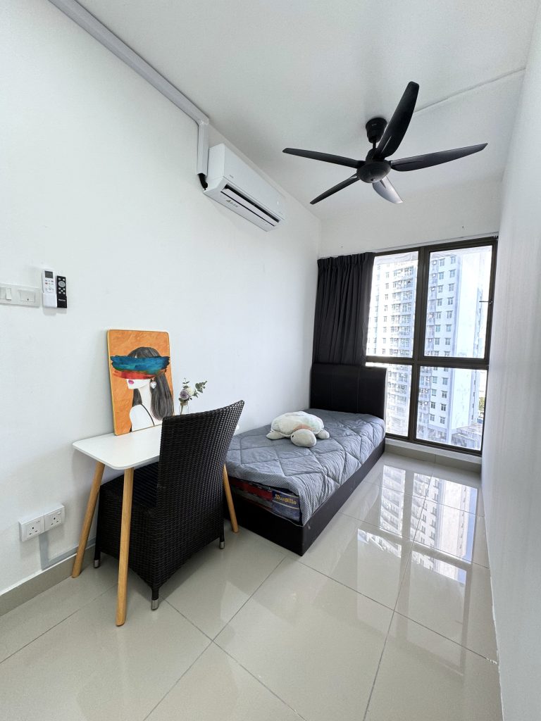 Comfortable room with bed and desk – single room for rent in sungai ara